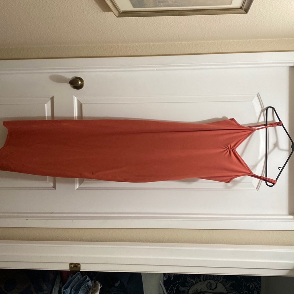 Size is a L but with the adjustable straps it should fit a M. Color is coral !